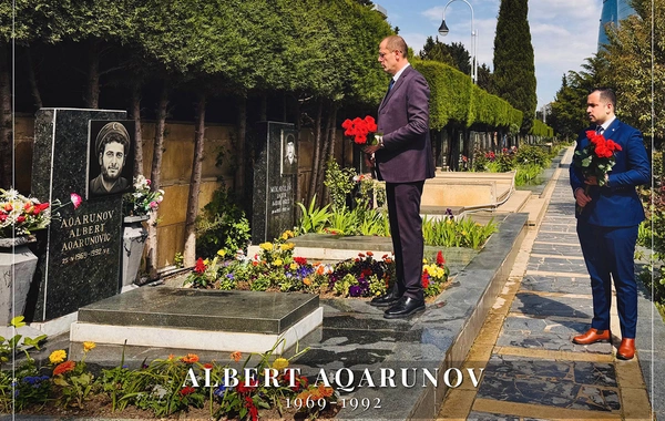 İsrailin Azərbaycandakı səfiri Milli Qəhrəman Albert Aqarunovun məzarını ziyarət edib