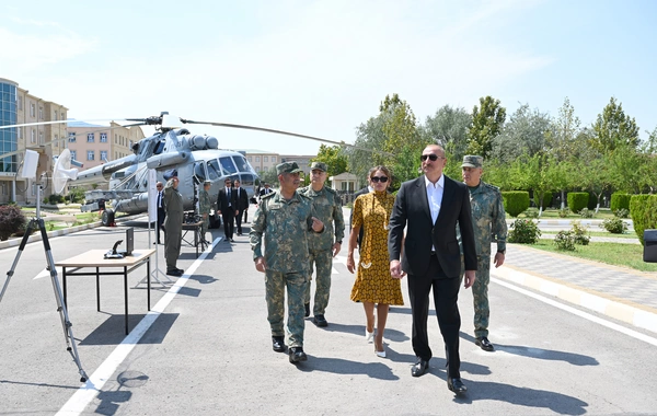 Prezident yeni yaradılan komando hərbi hissələrinə Döyüş bayraqlarının verilməsi mərasimində iştirak edib