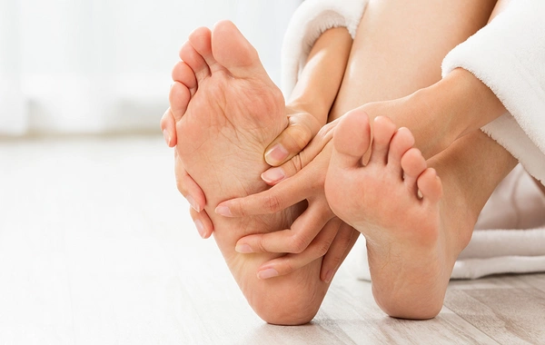 Кардиолог объяснил, при каких заболеваниях постоянно мерзнут руки и ноги