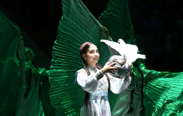 Leyla Əliyeva Arkadağ şəhərində əfsanəvi "Galkynyş" milli atüstü oyunlar qrupunun çıxışını izləyib