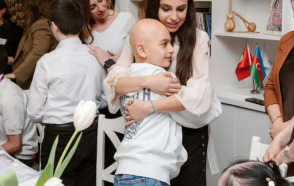Leyla Əliyeva, Arzu Əliyeva və Alena Əliyeva "Yaşama Dəstək" Mərkəzində olublar