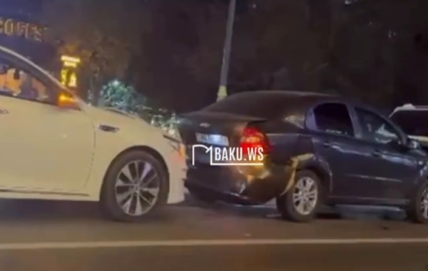 Bakıda zəncirvari qəza - 3 avtomobil toqquşdu
