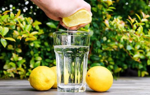 Hər səhər acqarına limonlu su içsəniz orqanizmdə nə baş verər? - Zərəri və xeyiri