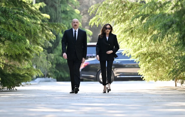 İlham Əliyev və Mehriban Əliyeva Fəxri xiyabanda Ulu Öndər Heydər Əliyevin məzarını ziyarət ediblər