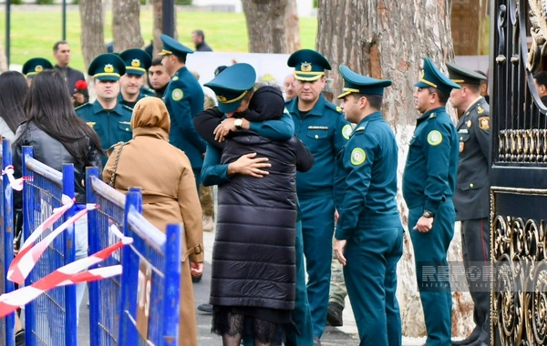 Dövlət rəsmiləri Hərbi Memorial Məzarlığı ziyarət ediblər