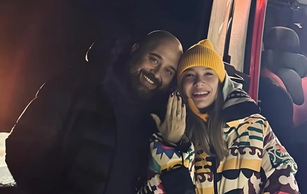 Özündən  21 yaş kiçik sevgilisinə evlilik təklifi etdi