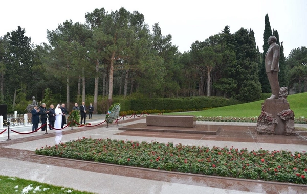 Ərəb Parlamentinin prezidenti Fəxri xiyabanı və Zəfər parkını ziyarət edib