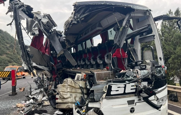 Avtobus TIR-a çırpıldı: 6 ölü, 11 yaralının olduğu qəzanın GÖRÜNTÜLƏRİ