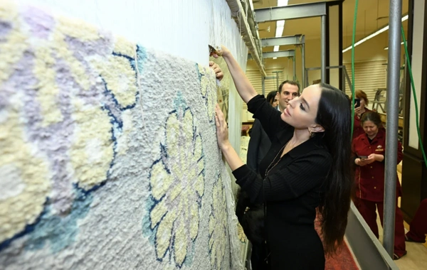 Leyla Əliyeva "Azərxalça"nın Şuşa məscidi üçün hazırladığı növbəti xalçaların kəsim mərasimində iştirak edib