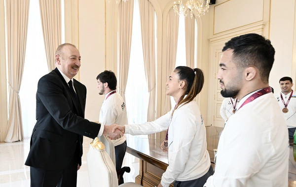 İlham Əliyev Avropa çempionatında komanda hesabında çempion olan güləşçiləri qəbul edib