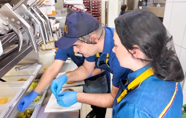 Aparıcı restoranda hamburger hazırladı