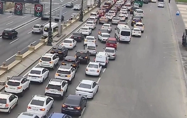 Bakının bir sıra yollarında nəqliyyatın sıxlığı müşahidə olunur