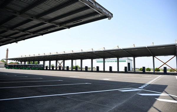 Prezident Naxçıvanda elektrik mühərrikli yeni avtobuslara baxıb, dəmir yolu infrastrukturunda aparılan yenidənqurma işləri ilə tanış olub