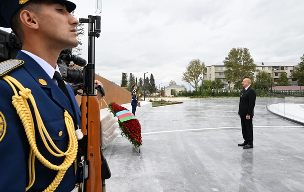 İlham Əliyev Anım Günü ilə əlaqədar Vətən müharibəsi şəhidlərinin xatirəsini bir dəqiqəlik sükutla yad edib