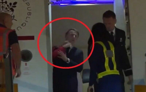 Həyat yoldaşı kameralar önündə Makronun ağzının üstünə yumruq vurdu