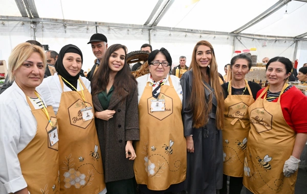 Leyla Əliyeva və Arzu Əliyeva arıçılıq məhsullarının sərgi-satış yarmarkasını ziyarət ediblər
