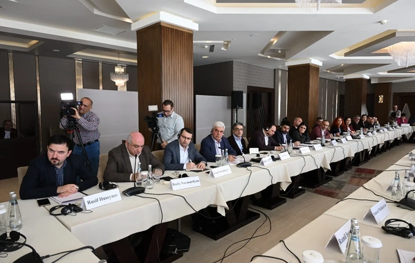 Hikmət Hacıyev Qəbələdə Azərbaycan və Ermənistan vətəndaş cəmiyyətlərinin nümayəndələri ilə görüşüb