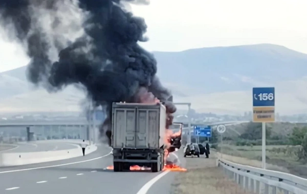 Qazaxda TIR yandı