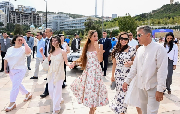 Leyla Əliyeva və Arzu Əliyeva klassik avtomobillərin yürüş və sərgisini izləyiblər