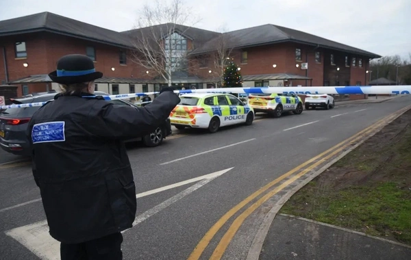 Britaniya xəstəxanasında 20 yaşlı oğlan lomla beş nəfəri yaralayıb