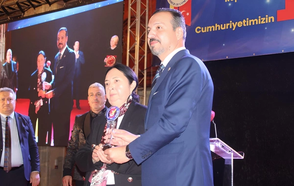 Rumıniyada türk siyasətçiyə Qənirə Paşayeva xüsusi mükafatı verildi