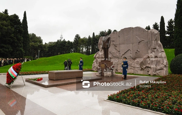 Azərbaycan xalqı Heydər Əliyevin xatirəsini yad edir