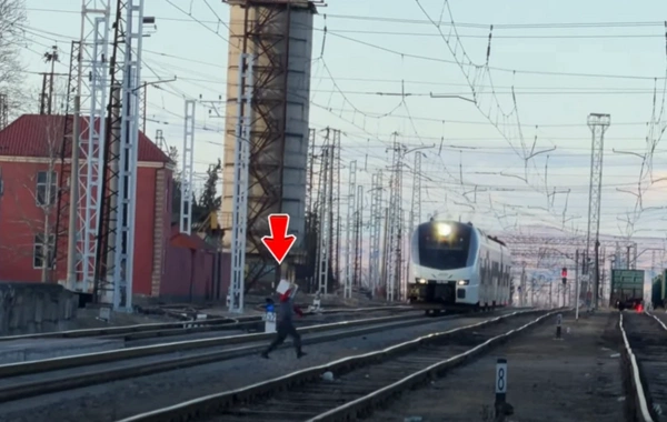 Qatar gələn zaman yolu keçən şəxs həyatını təhlükəyə atdı - ANBAAN GÖRÜNTÜ