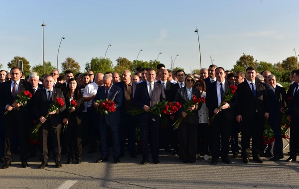 Azərbaycan Həmkarlar İttifaqları Konfederasiyasının, üzv və tabe təşkilatların kollektivləri Zəfər parkını ziyarət ediblər