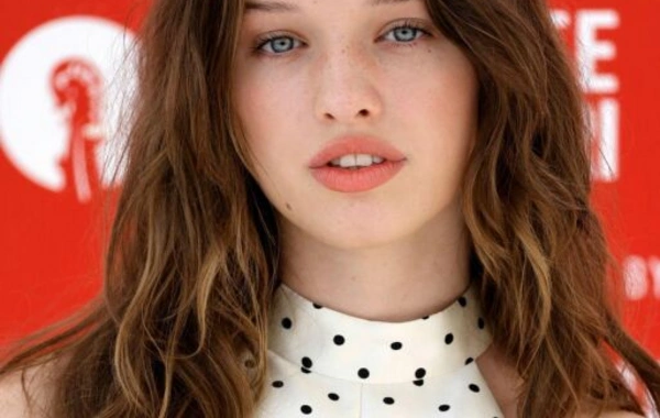 Surpass the mother: what Milla Jovovich's eldest daughter looks like