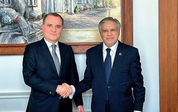 Ceyhun Bayramov İshaq Darla beynəlxalq təhlükəsizlik məsələlərini müzakirə edib