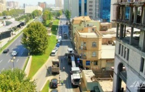 Bakının Mirzəağa Əliyev küçəsində təmir işləri aparılır