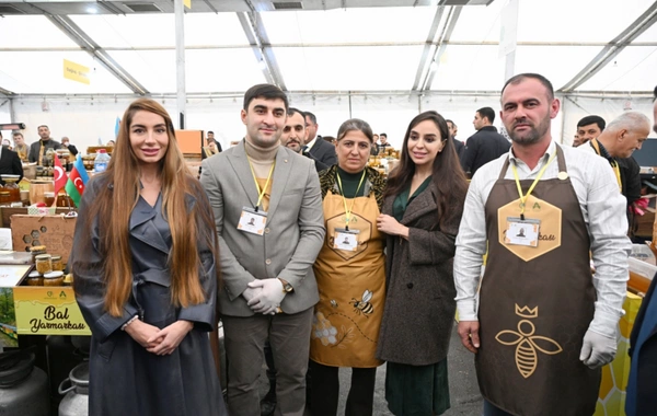 Leyla Əliyeva və Arzu Əliyeva arıçılıq məhsullarının sərgi-satış yarmarkasını ziyarət ediblər