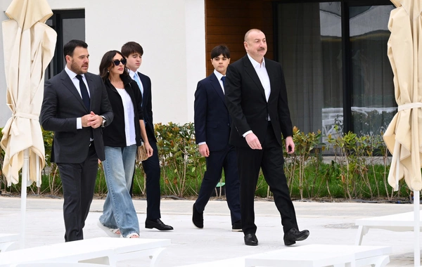İlham Əliyev və Mehriban Əliyeva Sea Breeze istirahət mərkəzinin ərazisində layihələrlə tanış olublar
