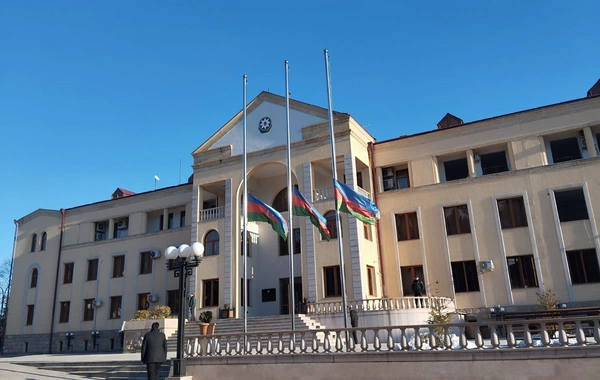 В Ханкенди, Ходжалы и Агдере наполовину приспущены флаги