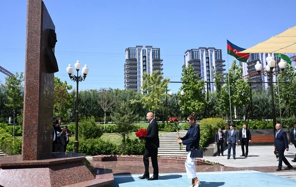 Президент Азербайджана и первая леди возложили цветы к барельефу Гейдара Алиева в Ташкенте