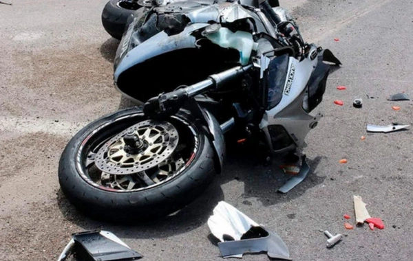 18 yaşlı oğlan motosikleti səkiyə çırpıb öldü