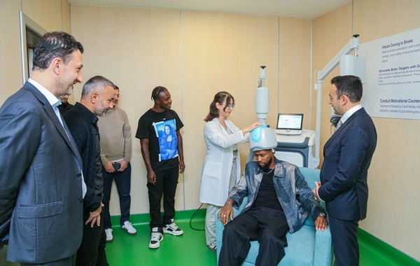 Qurban Qurbanov və futbolçuları Yeni Robotik Reabilitasiya Mərkəzini ziyarət ediblər