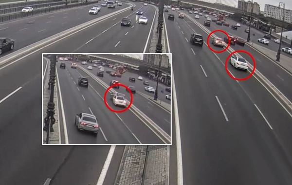 Heydər Əliyev prospektində avtomobil yol kənarında dayanan maşına çırpılıb