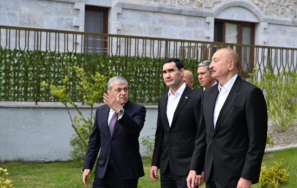 İlham Əliyev və Sərdar Berdiməhəmmədov Şuşa şəhərində inşa edilmiş birinci yaşayış kompleksində olublar