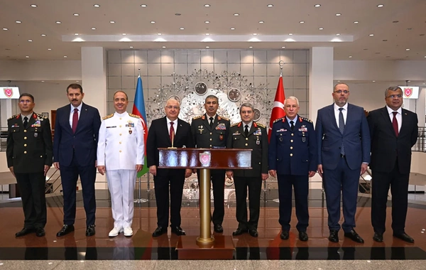 Zakir Həsənov Türkiyədə azərbaycanlı məzunlara diplomlarını təqdim edib
