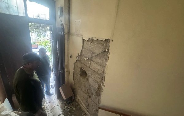 Житель Насиминского района проникает в свой дом через окно?