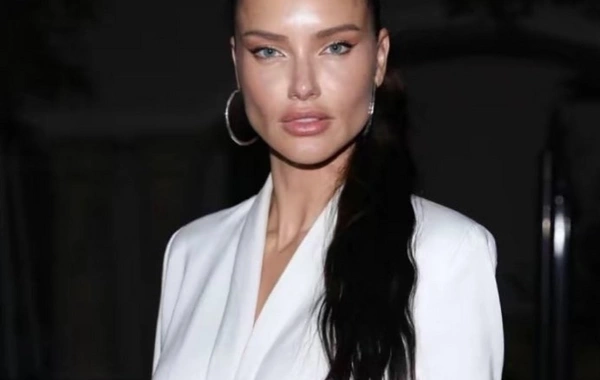 45 yaşlı Adriana Lima bu səbəbdən 25 yaşındakı kimi görünür