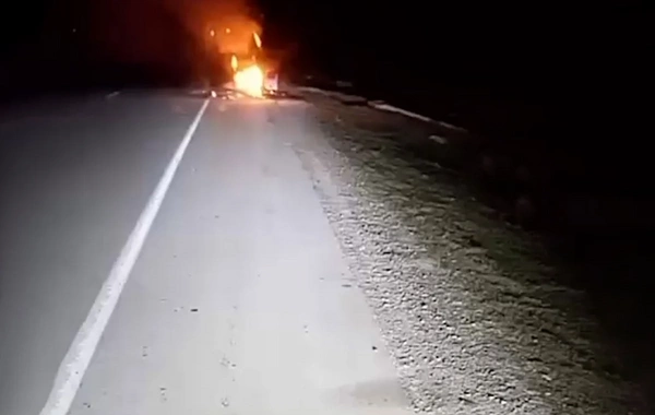 Salyanda yanan avtomobili söndürmək istəyən şəxsləri maşın vurdu - Ölən və xəsarət alan var