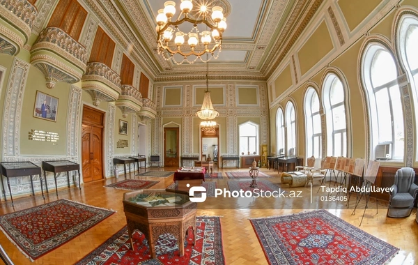 Parlamentin təntənəli açılışının olduğu, bayrağın qəbul edildiyi tarixi binadan REPORTAJ