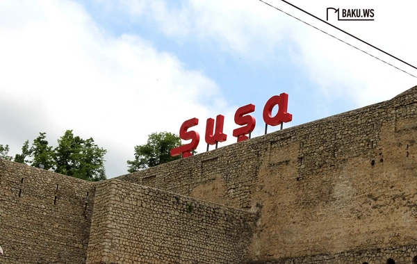 Moldova səfirinin oğlu Şuşada Şən Azərbaycan mahnısını ifa edib