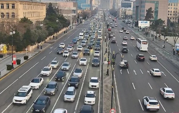 Bakının bəzi yollarında tıxac yaranıb
