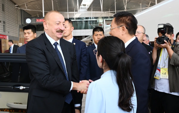 İlham Əliyev Çinin Tiencin şəhərindən qatarla paytaxt Pekinə gedib