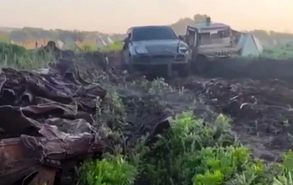 Rusiyalı hərbçilər döyüş bölgəsinə "Porsche Cayenne"lə gəldi