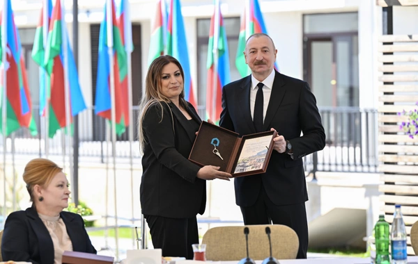İlham Əliyev Zəngilanda ilk yaşayış kompleksinə köçən ailələrlə görüşüb