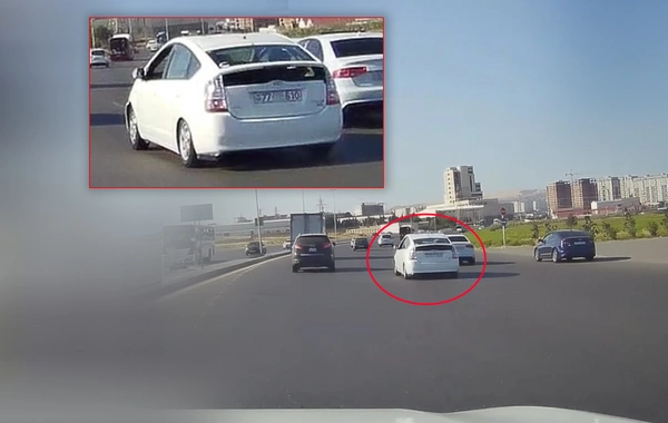 Bakı-Suqamyıt yolunda "Prius" nömrəsini örtərək qaydaları belə pozdu - ANBAAN VİDEO